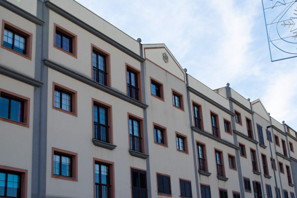 Residencial Los Menéndez, Frontal